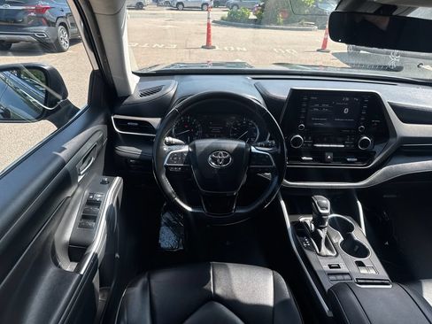 Used 2020 Toyota Highlander XLE AWD/4WD image 13