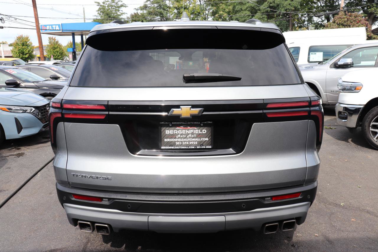 Used 2025 Chevrolet Traverse LT FWD image 4