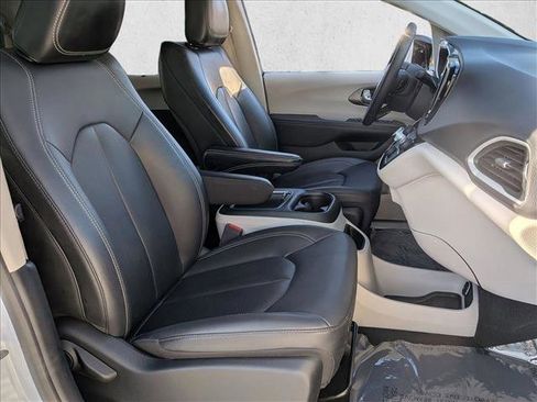 Used 2024 Chrysler Pacifica Touring-L image 21