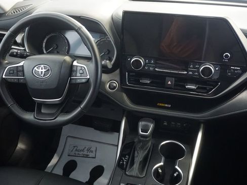 Used 2024 Toyota Highlander XLE image 31