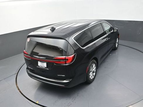 New 2026 Chrysler Pacifica Limited FWD image 17