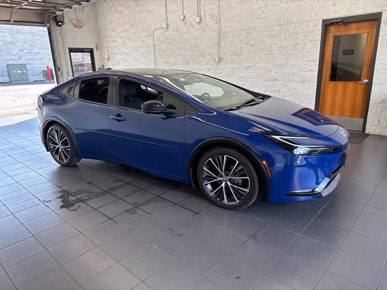 Used 2025 Toyota Prius XLE FWD image 1