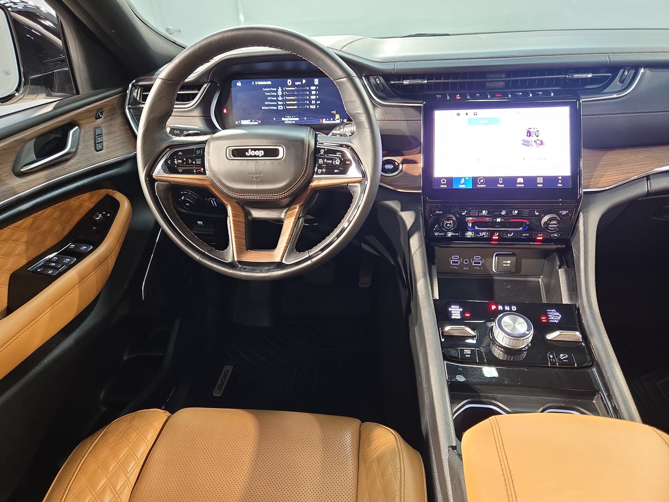 Used 2024 Jeep Grand Cherokee Summit w/ Luxury Tech Group V AWD/4WD image 9