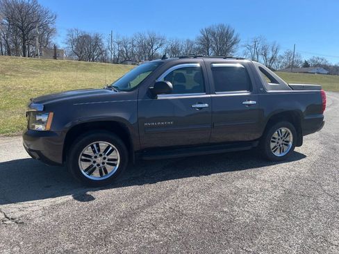 Used 2011 Chevrolet Avalanche LT image 8