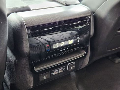 Certified 2024 Jeep Wagoneer Series II w/ Flexible Seating Group RWD image 29