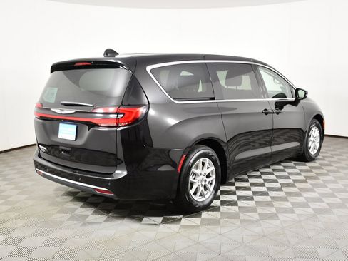 Used 2024 Chrysler Pacifica Touring-L FWD image 6