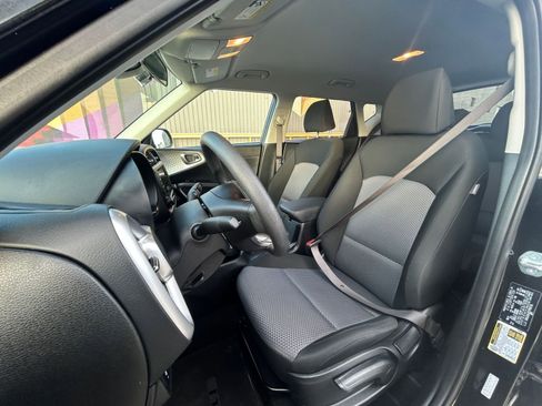 Used 2025 Kia Soul LX w/ LX Technology Package image 36