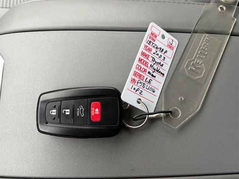 Used 2023 Toyota Highlander LE image 28
