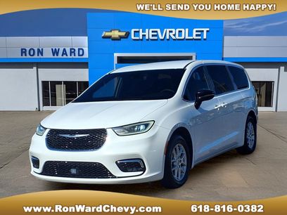 Used 2025 Chrysler Pacifica Select