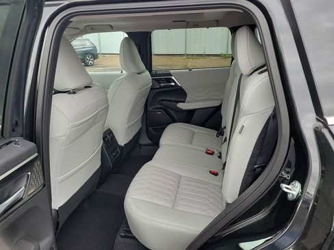 New 2025 Mitsubishi Outlander Platinum Edition image 7