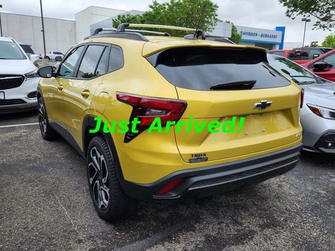 Used 2024 Chevrolet Trax RS w/ Sunroof Package FWD image 4