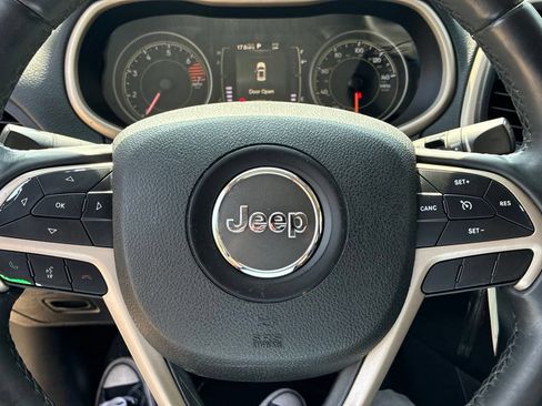Used 2018 Jeep Cherokee Latitude w/ Altitude Package FWD image 22