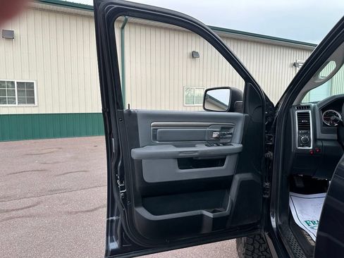 Used 2017 RAM 1500 Classic SLT AWD/4WD image 11