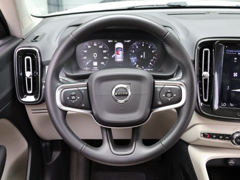 Used 2020 Volvo XC40 T5 Momentum w/ Protection Package Premier AWD/4WD image 16