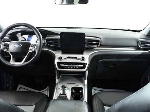 Used 2023 Ford Explorer XLT w/ Equipment Group 202A image 7