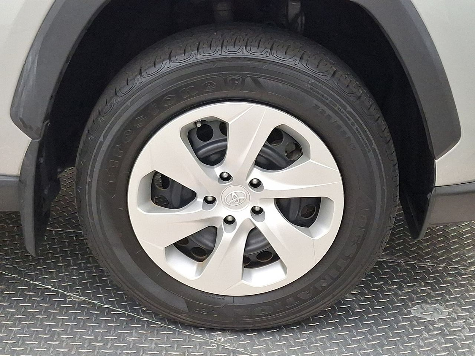 Used 2021 Toyota RAV4 LE AWD/4WD image 29