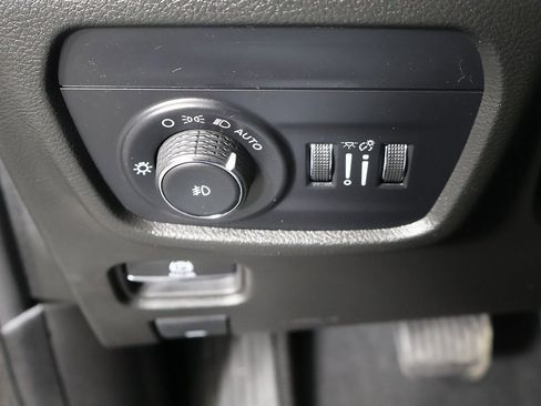 Used 2022 Jeep Grand Cherokee Overland w/ Luxury Tech Group IV image 40