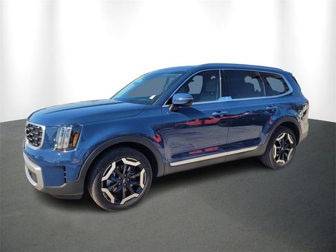 Used 2023 Kia Telluride S image 2