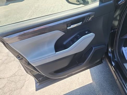 Used 2021 Toyota Highlander Limited image 18