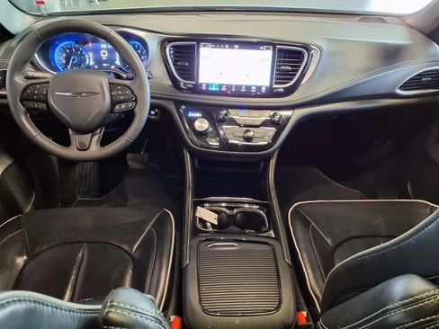 Used 2024 Chrysler Pacifica Limited w/ S Appearance Package FWD image 16