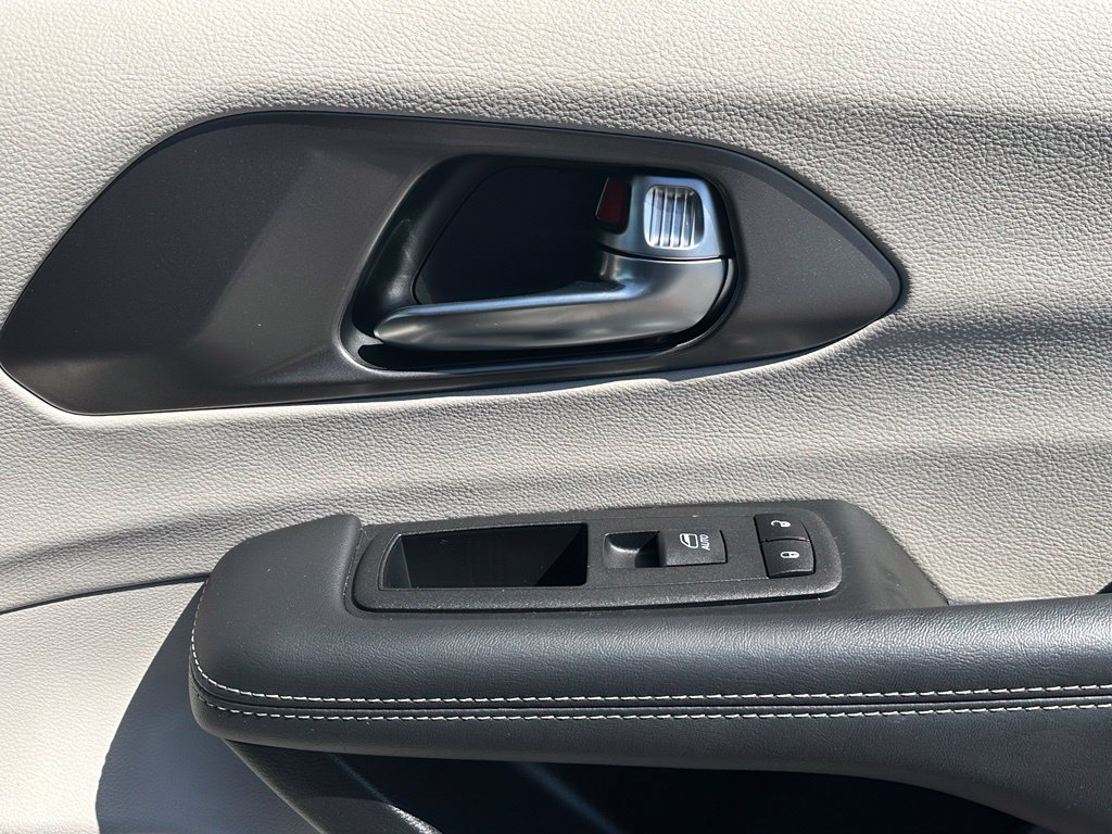 Used 2024 Chrysler Pacifica Limited FWD image 19