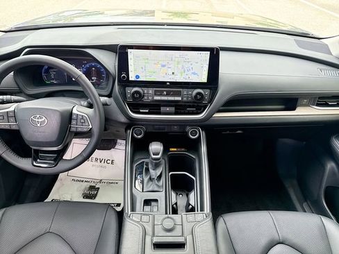 Used 2025 Toyota Grand Highlander AWD Hybrid image 19