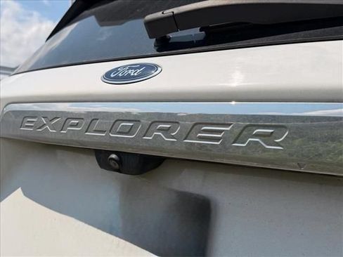 Used 2020 Ford Explorer XLT w/ Comfort Package AWD/4WD image 13