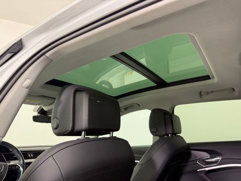 Used 2022 Audi e-tron Premium image 15