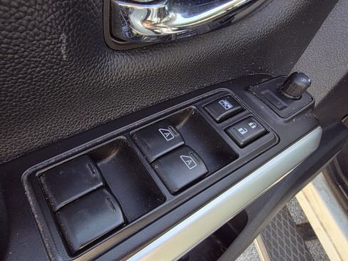 Used 2019 Nissan Titan SV w/ SV Convenience Package image 12