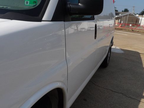 Used 2017 Chevrolet Express 2500 RWD image 9