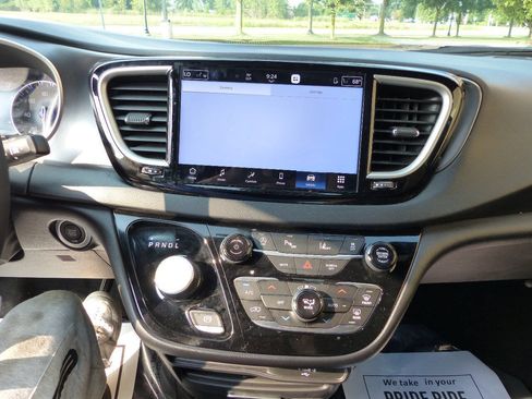 Used 2026 Chrysler Pacifica Select FWD image 29