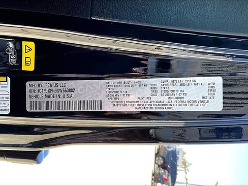 Certified 2025 Jeep Wrangler Unlimited Rubicon w/ Convenience Group AWD/4WD image 33