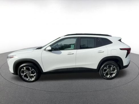 Used 2025 Chevrolet Trax LT image 9