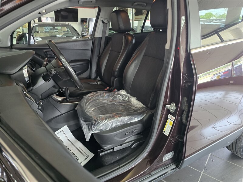 Used 2020 Chevrolet Trax LT w/ LT Convenience Package FWD image 9