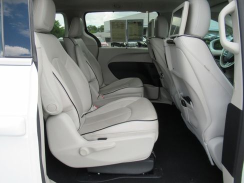 Used 2017 Chrysler Pacifica Platinum FWD image 33