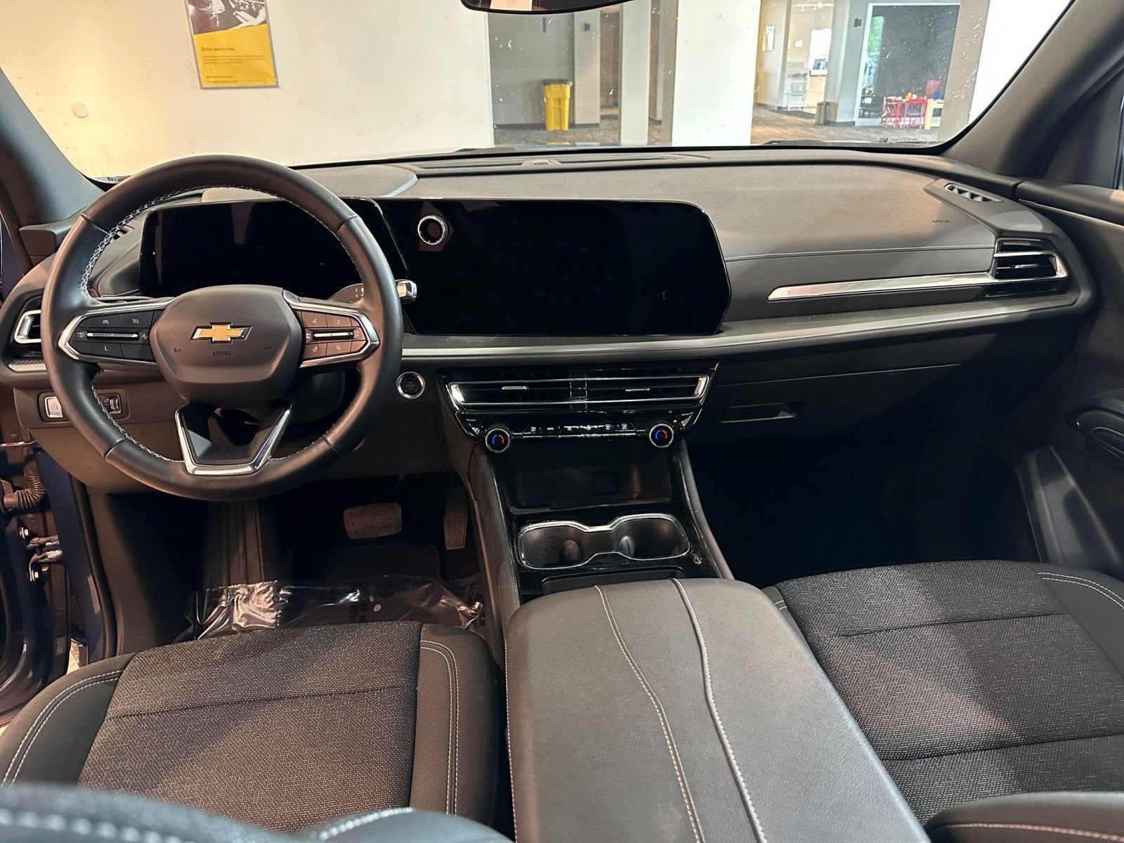 Used 2025 Chevrolet Traverse LT FWD image 35