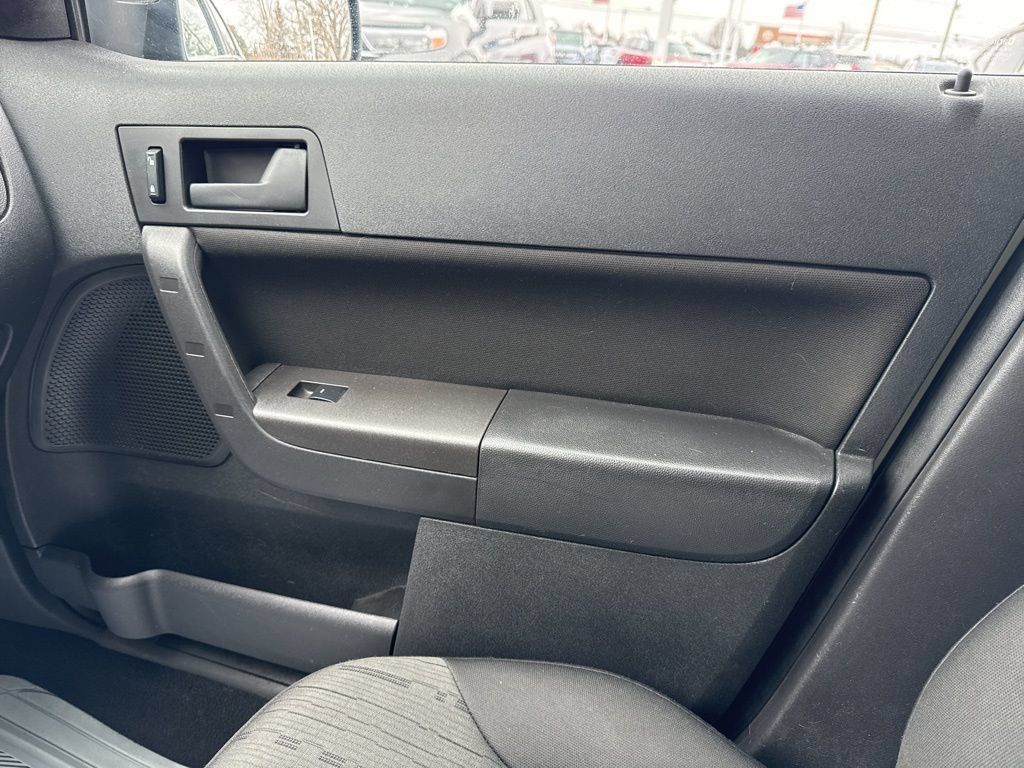 Used 2010 Ford Focus SE FWD image 19