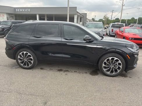 Used 2025 Lincoln Nautilus Reserve AWD/4WD image 6