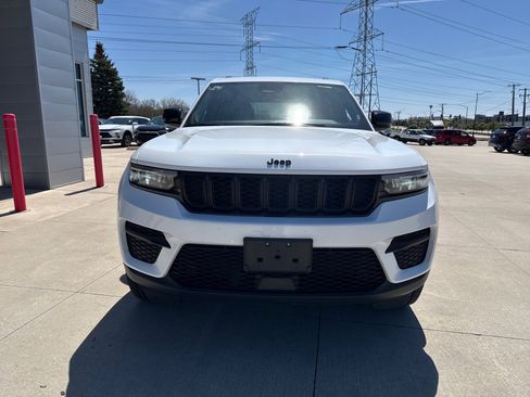 Used 2025 Jeep Grand Cherokee Altitude image 7