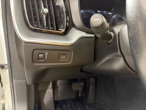 Used 2020 Volvo XC60 T5 Momentum image 14