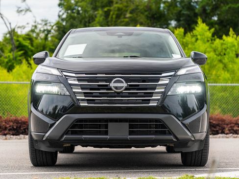 Used 2024 Nissan Rogue SV FWD image 2