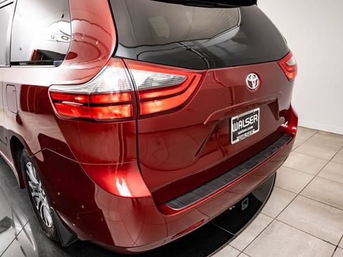 Used 2020 Toyota Sienna XLE FWD image 19