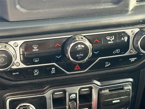 Used 2020 Jeep Wrangler Unlimited Sahara image 21