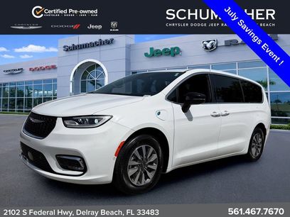 Used 2025 Chrysler Pacifica Select