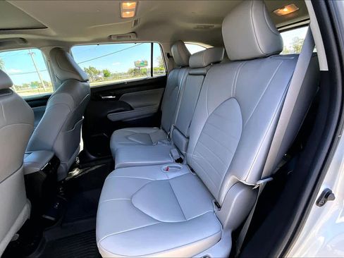Used 2024 Toyota Highlander XLE image 21