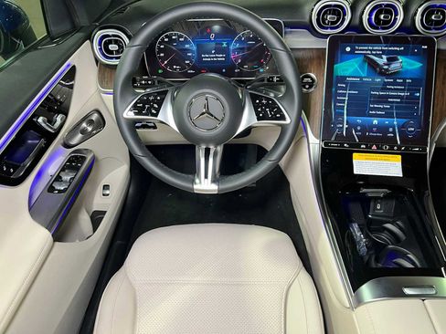 Used 2025 Mercedes-Benz GLC 300 4MATIC image 33