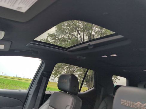 Used 2023 Chevrolet Traverse High Country FWD image 19