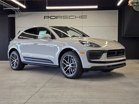 Used 2025 Porsche Macan Base image 29