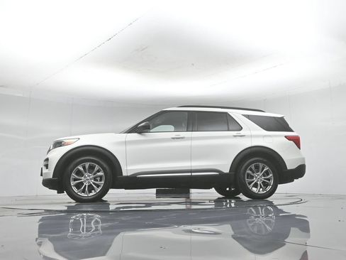 Certified 2021 Ford Explorer XLT w/ Equipment Group 202A RWD image 8
