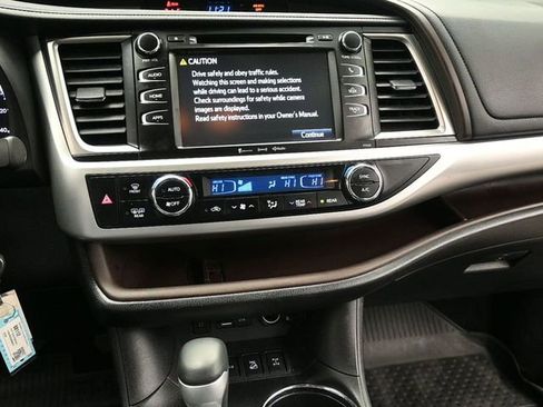 Used 2018 Toyota Highlander LE image 20